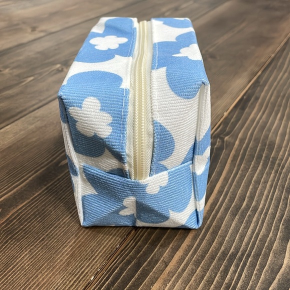 🌟2x Host Pick🌟Blue Floral Makeup Bag - Picture 2 of 8